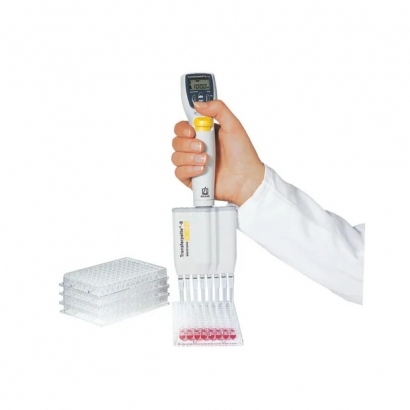 transferpette_e-8_pipetting_hand.jpg